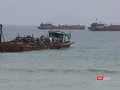 Tàu hút cát trên biển Cửa Đại (Hội An, Quảng Nam)