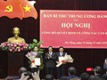 Ông Hà Ban - Phó Trưởng Ban Tổ chức Trung ương trao quyết định và hoa chúc mừng cho  ông Nguyễn Văn Quảng (bìa trái)