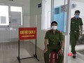 Lực lượng công an tuần tra, giám sát khu cách ly sau vụ việc 5 người thân của bệnh nhân thứ 35 phá cửa trốn khỏi khu cách ly