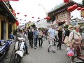 Khách du lịch tham quan tại Hội An (Quảng Nam)