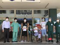 Các bệnh nhân mắc COVID-19 điều trị tại Bệnh viện da chiến Hòa Vang (Đà Nẵng) tại buổi xuất viện