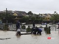 Nước sông Hoài lên nhanh khiến nhiều tuyến đường ven sông ở Hội An bị ngập