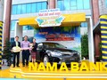 Bà Võ Thị Tuyết Nga – Thành viên HĐQT kiêm Phó Tổng Giám đốc Nam A Bank trao giải thưởng đặc biệt này cho khách hàng Nguyễn Xuân Trang.