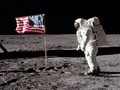Phi hành gia Buzz Aldrin đứng bên cạnh một lá cờ trên Mặt Trăng. Ảnh: NASA.