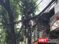 Hệ thống cáp viễn thông nổi trên đường Đê La Thành, Hà Nội - Ảnh: Q.V