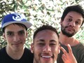 Cầu thủ bóng đá Neymar chụp ảnh chung với game thủ CS:GO chuyên nghiệp.