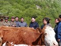 Ông Kim Jung Un trong một buổi thị sát ở nông trường chăn nuôi của Triều Tiên