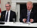 CEO AppleTim Cook (trái) và Tổng thống Mỹ Donald Trump (phải). Ảnh: Gizchina
