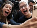 CEO Apple - Tim Cook chụp ảnh selfie với một người tham dự sự kiện ra mắt sản phẩm mới của công ty vào ngày 10-09-2019. Ảnh: CNBC