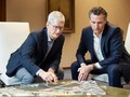 CEO Tim Cook và Thống đốc bang California, ông Gavin Newsom đang thảo luận về vùng đất San Jose mà Apple đang chuẩn bị cho kế hoạch xây dựng nhà ở giá rẻ. Ảnh: TechCrunch