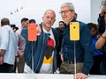 Cựu Giám đốc thiết kế Jony Ive (trái) và CEO Apple (phải). Ảnh: PhoneArena
