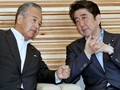 Akira Amari, người đứng đầu Ủy ban nghiên cứu thuế của Nhật Bản nói chuyện với Thủ tướng Nhật Bản Shinzo Abe. Ảnh: Nikkei Asian Review