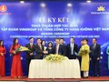 Ông Dương Trí Thành - TGĐ Vietnam Airlines và ông Nguyễn Việt Quang, Phó Chủ tịch kiêm TGĐ Tập đoàn Vingroup ký kết và trao đổi thỏa thuận hợp tác dưới sự chứng kiến của các đại diện lãnh đạo hai bên. (Ảnh: VNA)
