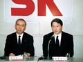 Ông Chey Tae-won (bên phải) được đưa lên làm chủ tịch SK Group vào năm 1998. Ảnh: SK Group.