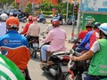 Tài xế giao hàng các hãng trên đường phố TP HCM. Ảnh: Viễn Thông