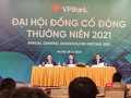 Chủ tịch VPBank Ngô Chính Dũng (ngồi giữa) làm Chủ toạ tại ĐHĐCĐ thường niên năm 2021 của VPBank