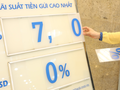 Vì sao ''thừa tiền'' nhưng ngân hàng vẫn tăng lãi suất huy động?