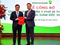 Ông Nguyễn Thanh Tùng (bên trái) tại buổi lễ công bố Quyết định chuẩn y Phó Bí thư Đảng ủy và bổ nhiệm Tổng Giám đốc Vietcombank (Nguồn: Vietcombank)