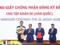 Ông Lê Tiến Châu, Bí thư Thành ủy Hải Phòng và ông Lê Trung Kiên, Trưởng Ban Quản lý Khu kinh tế Hải Phòng trao Giấy chứng nhận đăng ký đầu tư cho đại diện SK Group (Nguồn: haiphong.gov.vn)