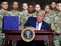 Tổng thống Donald Trump ký Luật ủy quyền quốc phòng  2019 tại căn cứ quân sự Fort Drum ở bang New York 
