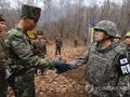 Quân đội Hàn Quốc và Triều Tiên bắt tay nhau sau khi con đường mới mở qua khu vực chiến sự ác liệt khi xưa được kết nối trên cao điểm ở Cholwon.