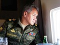 Bộ trưởng Quốc phòng Nga.Đại tướng Sergei Shoigu thị sát chiến trường trên máy bay. Ảnh: Người quan sát