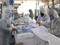 Để đáp ứng nhu cầu về nguồn hàng cung cấp, nhiều xí nghiệp vật tư y tế Trung Quốc đã phải sản xuất suốt dịp Tết (Ảnh: Đông Phương).
