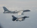 Máy bay F-16 của Đài Loan (dưới) áp sát máy bay H-6 của Trung Quốc hôm 10/2 (Ảnh: Đông Phương)