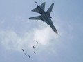 Máy bay Su-24 của quân đội chính phủ Syria ném bom trận địa phòng không của quân đội Thổ Nhĩ Kỳ (Ảnh: Sohu).
