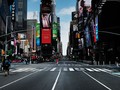 Đường phố New York vốn nhộn nhịp nay vắng vẻ do thực thi lệnh phong tỏa (Ảnh: AP).