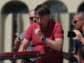 Tổng thống Jair Bolsonaro không đeo khẩu trang ho khi phát biểu trước những người biểu tình phản đối phong tỏa chống dịch (Ảnh: Voorp). 