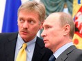 Việc ông Dmitry Peskov bị nhiễm bệnh khiến người ta lo ngại bởi ông luôn ở bên cạnh Tổng thống Vladimir Putin (Ảnh: Daily Mirror).