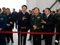 Hồ Vấn Minh (thứ 3, trái sang) cùng tướng Trương Hựu Hiệp, Phó Chủ tịch Quân ủy khi ông này tới thăm Tập đoàn CSIC (Ảnh: CSIC).