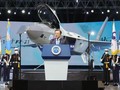 Tổng thống Moon Jae-in tại buổi lễ ra mắt chiếc máy bay mẫu KF-21 (Ảnh: AFP).