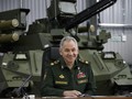 Bộ trưởng Quốc phòng Nga Sergei Shoigu thị sát công ty nghiên cứu chế tạo robot chiến đấu (Ảnh: TASS).