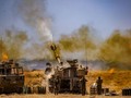 Pháo tự hành Israel pháo kích sang Dải Gaza (Ảnh: Dwnews).