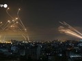 Tên lửa của Hamas bắn sang Israel (phải) và hệ thống Vòm Sắt tiến hành đánh chặn (trái ảnh) Ảnh: AFP.