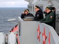 Tổng thống Putin trên tàu chiến thị sát tập trận trên Biển Đen (Ảnh: AP).