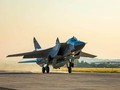 MiG-31K mang tên lửa siêu thanh Kinzhal hạ cánh xuống sân bay Khmemin ở Syria (Ảnh: RAF).