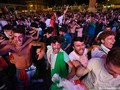 Tại một điểm xem công cộng ở Rome, người dân cổ vũ cho đội tuyển Italy, tình hình lây nhiễm COVID-19 trong trận đấu Italy-Tây Ban Nha vẫn chưa được biết (Ảnh: Deutsche Welle)