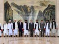 Ngoại trưởng Trung Quốc Vương Nghị và Phó thủ lĩnh Taliban Abdul Ghani Baradar cùng quan chức hai bên gặp nhau ở Thiên Tân hôm 28/7 (Ảnh: Dwnews).