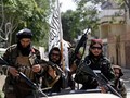 Lính Taliban mang quốc kỳ mới đi tuần trên đường phố Kabul hôm 19/8 (Ảnh: Dailymail).