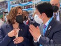 Phó Tổng thống Mỹ Kamala Harris (trái) gặp ông Lại Thanh Đức, cấp phó của nhà lãnh đạo Đài Loan Thái Anh Văn tại lễ nhậm chức của Tổng thống Honduras hôm 27/1 (Ảnh: Getty).