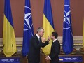 Việc xin gia nhập NATO đã được đưa vào hiến pháp Ukraine và trở thành nút thắt trong cuộc khủng hoảng Nga-Ukraine. Trong ảnh: Tổng thư ký NATO Jens Stoltenberg và Tổng thống Ukraine Zelensky (Ảnh: Getty).