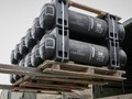 Các thùng tên lửa chống tăng Javelin được các nước tới tấp chuyển đến Ukraine (Ảnh: AP).