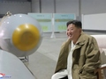 Nhà lãnh đạo Kim Jong-un bên cạnh vũ khí được cho là tàu ngầm không người lái tấn công hạt nhân Haueil (Ảnh: KCNA).