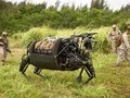 Robot "Big Dog" được quân đội Mỹ sử dụng đển vận chuyển vật tư, vũ khí trên nhiều loại địa hình (Ảnh" Toutiao).