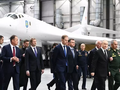 Tổng thống Nga Putin và Bộ trưởng Quốc phòng Shoigu thị sát Nhà máy Kazan và bay thử nghiệm máy bay ném bom chiến lược Tu-160M loại mới (Ảnh: Sputnik)