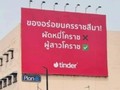 Những tấm biển quảng cáo mang nội dung phản cảm của Tinder ở Thái Lan (Ảnh: SingTao).