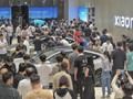 Các cửa hàng bán xe của Xiaomi đông nghịt khách sau khi ra mắt mẫu EV Xiaomi SU7 (Ảnh: CNS).